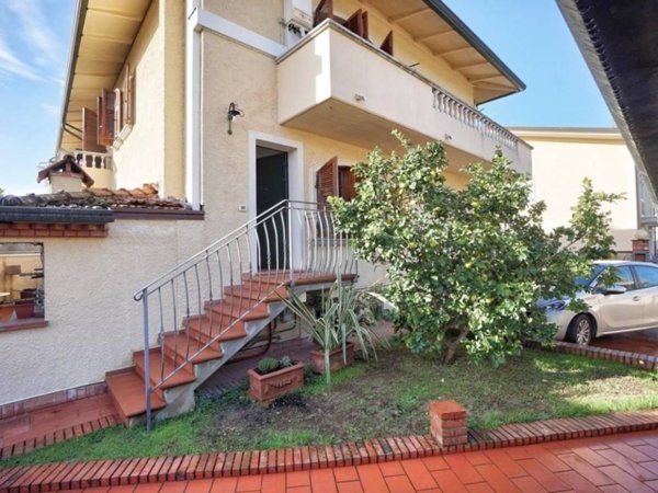 appartamento in vendita a Massa in zona Marina dei Ronchi