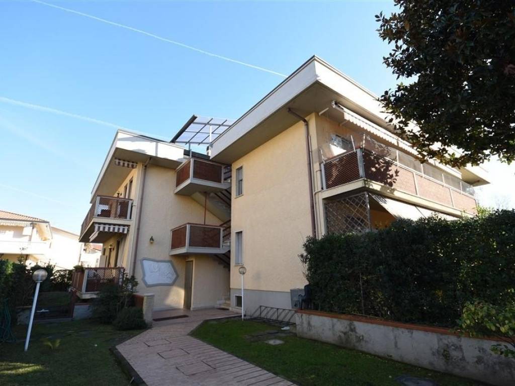 appartamento in vendita a Massa in zona Marina di Massa