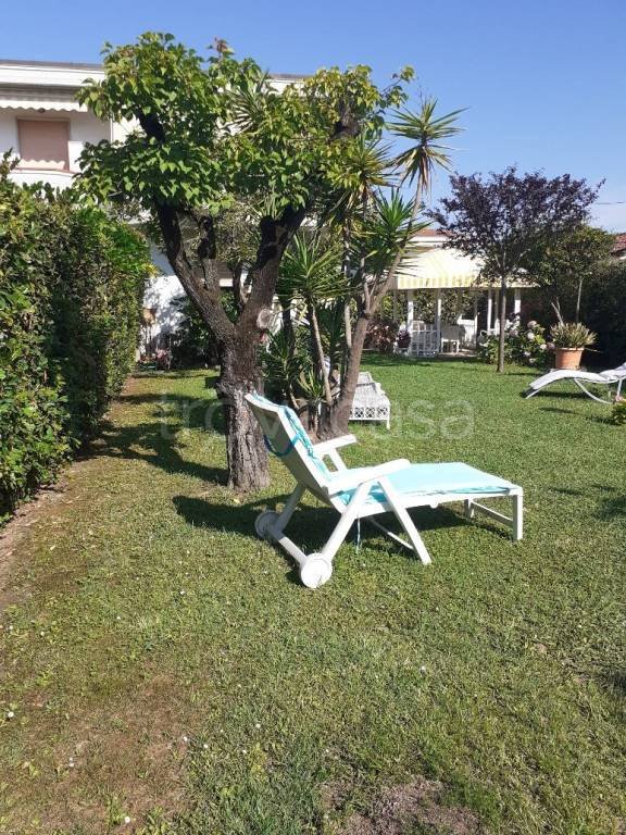 appartamento in vendita a Massa in zona Marina di Massa