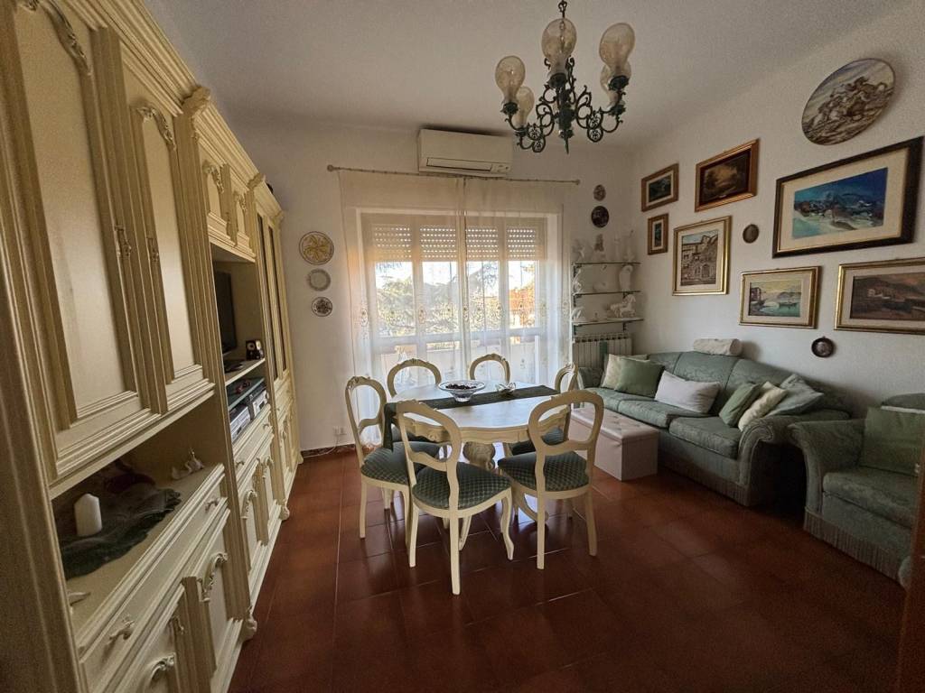 appartamento in vendita a Massa in zona Marina di Massa