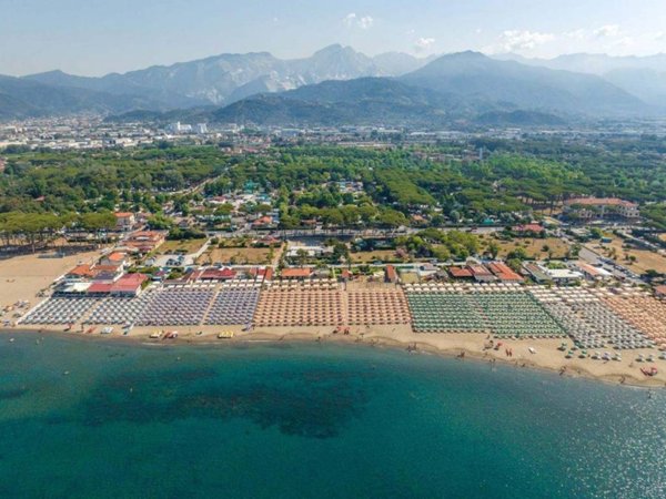 casa indipendente in vendita a Massa in zona Marina di Massa