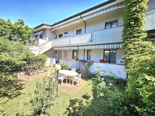 appartamento in vendita a Massa in zona Marina di Massa
