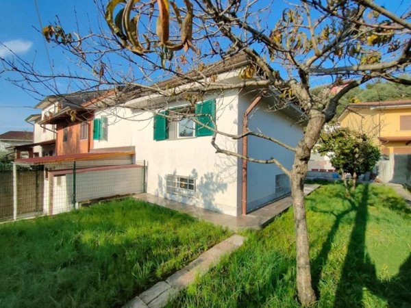 casa indipendente in vendita a Massa in zona Marina di Massa