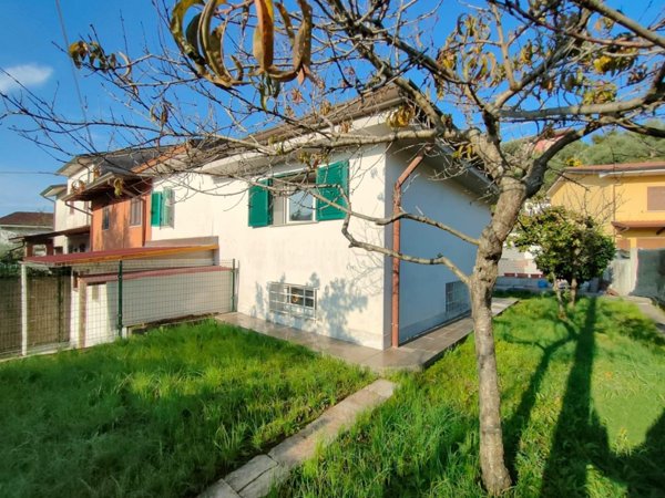 casa indipendente in vendita a Massa in zona Marina di Massa