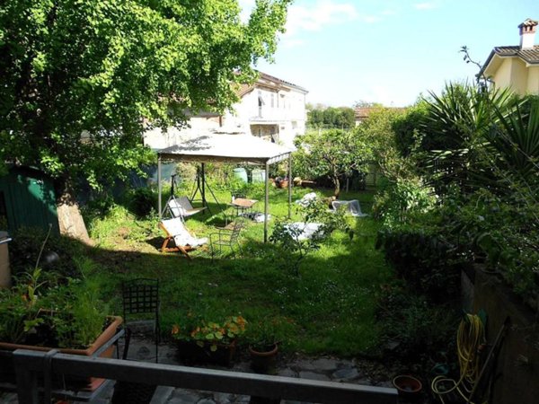 casa indipendente in vendita a Massa in zona Quercioli