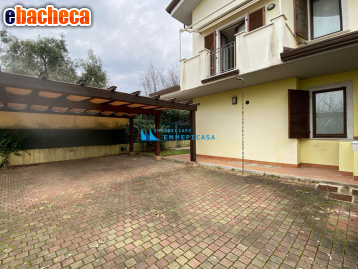 casa indipendente in vendita a Massa