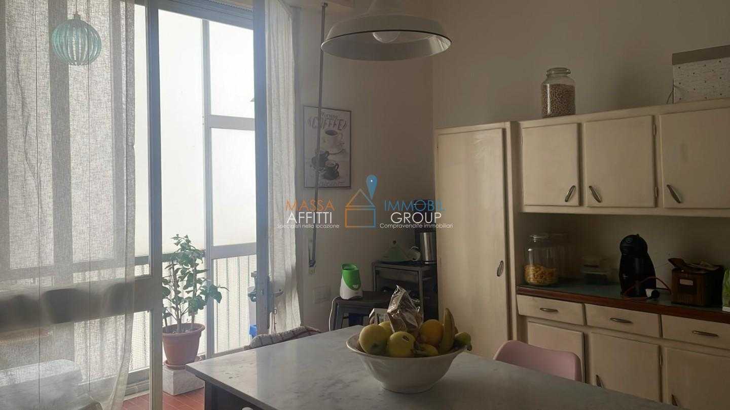 appartamento in vendita a Massa in zona Centro Storico