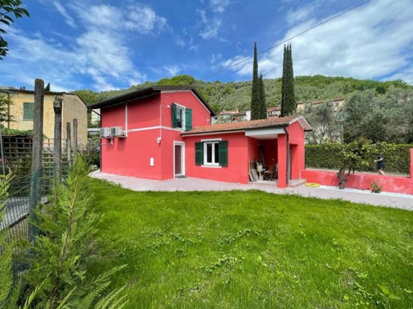 casa indipendente in vendita a Massa in zona Marina di Massa