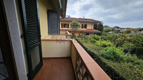 casa indipendente in vendita a Massa in zona Marina di Massa