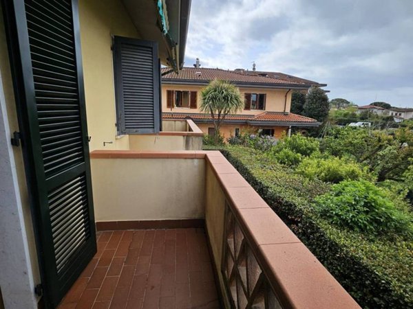 casa indipendente in vendita a Massa in zona Marina di Massa