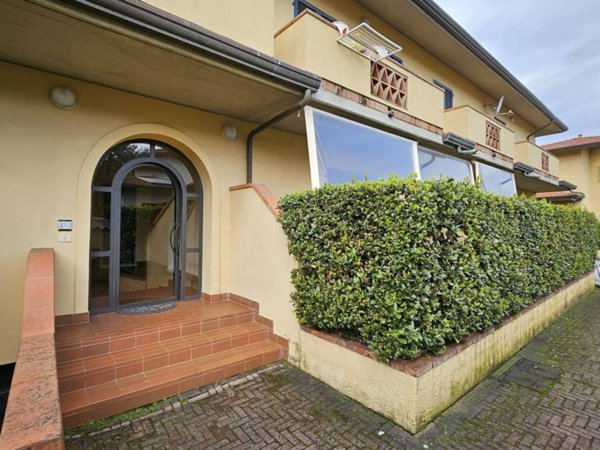 casa indipendente in vendita a Massa in zona Marina di Massa