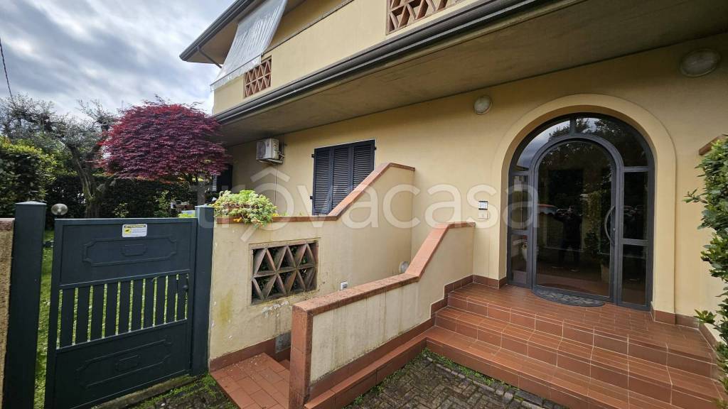 casa indipendente in vendita a Massa in zona Marina di Massa