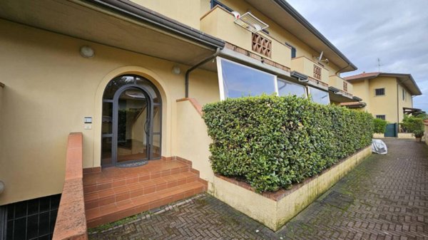casa indipendente in vendita a Massa in zona Marina di Massa