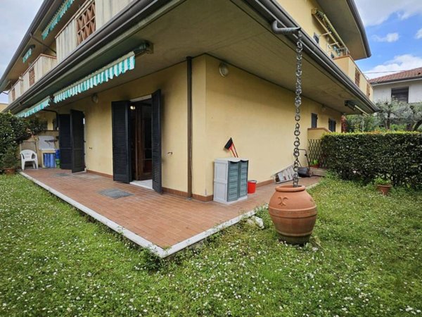 casa indipendente in vendita a Massa in zona Marina di Massa