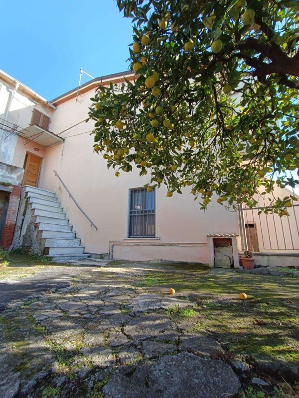 intera palazzina in vendita a Massa