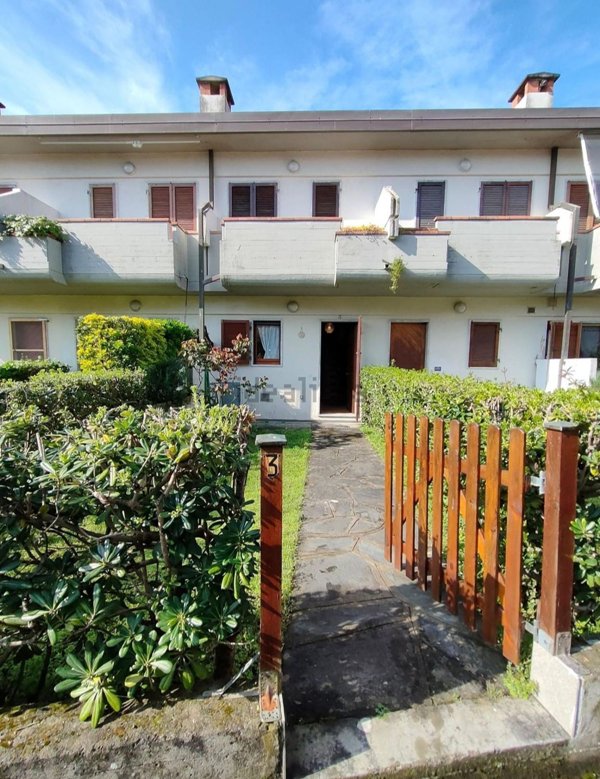 casa indipendente in vendita a Massa in zona Marina di Massa