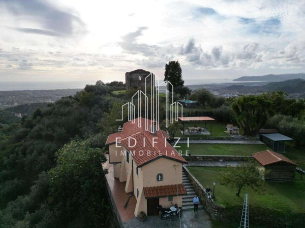 casa indipendente in vendita a Massa