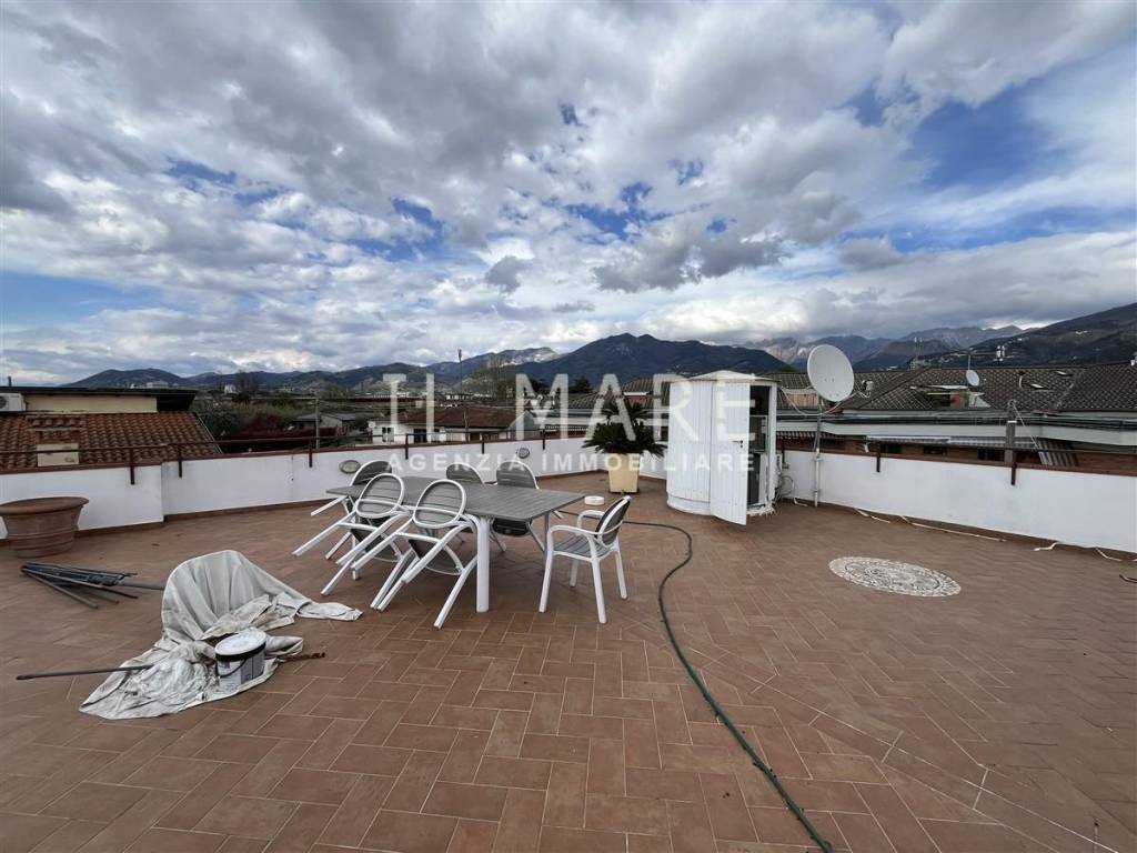 appartamento in vendita a Massa in zona Marina di Massa