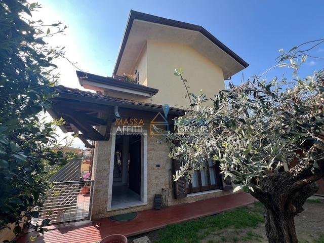 casa indipendente in vendita a Massa in zona Castagnola