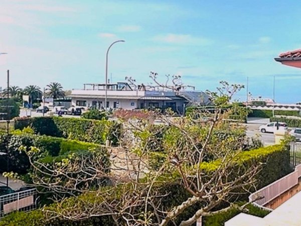 casa indipendente in vendita a Massa in zona Marina dei Ronchi
