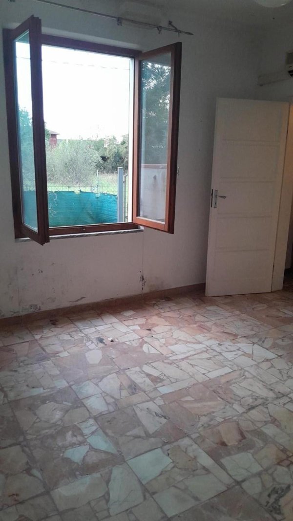 casa indipendente in vendita a Massa