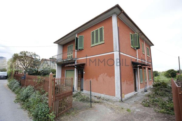 appartamento in vendita a Massa in zona Castagnola
