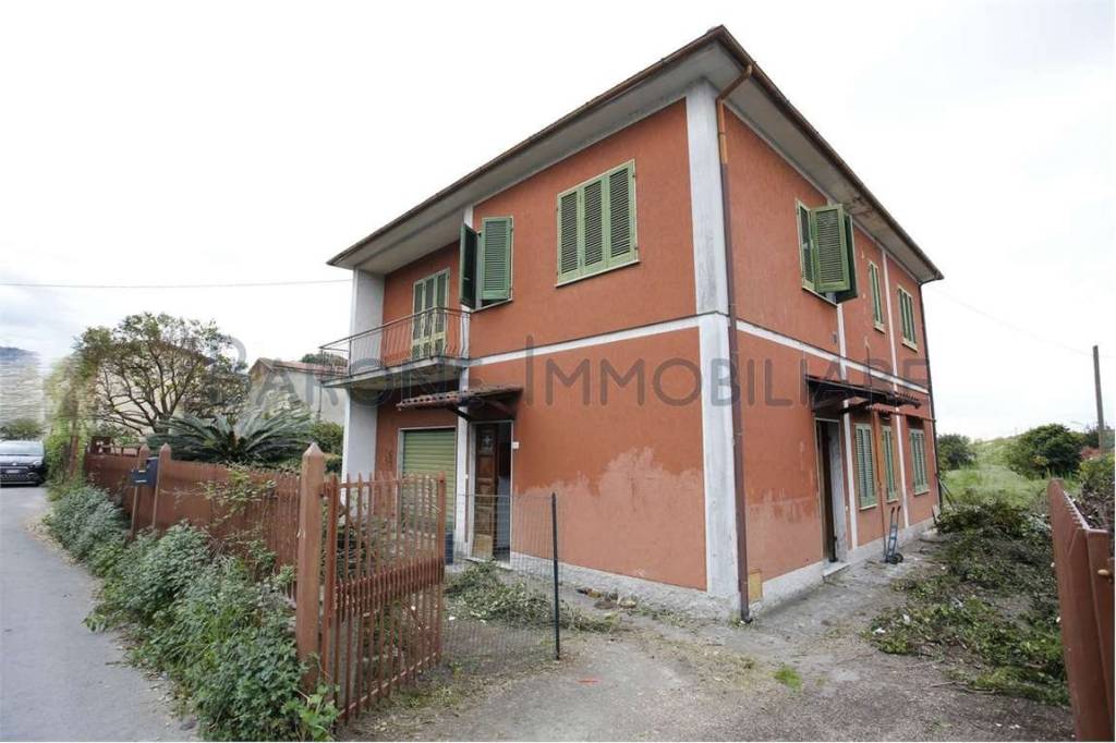 appartamento in vendita a Massa in zona Castagnola