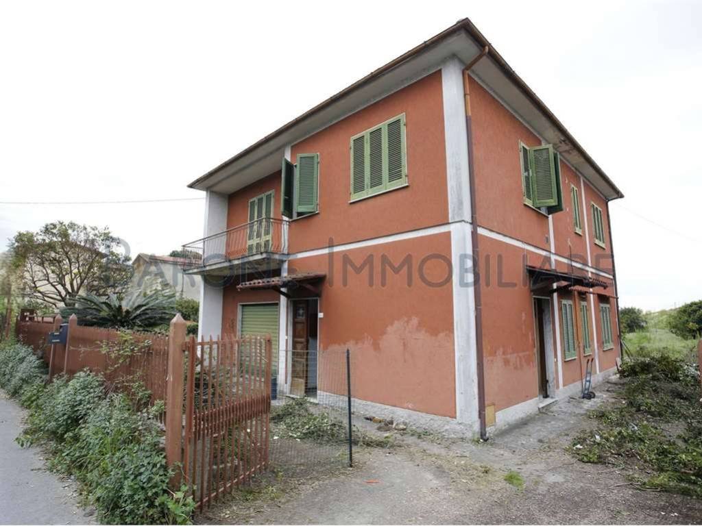 appartamento in vendita a Massa in zona Castagnola