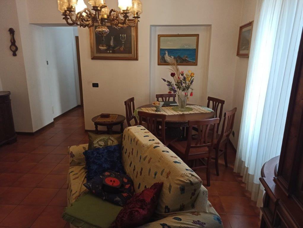 appartamento in vendita a Massa in zona Castagnola