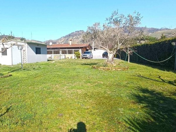 casa indipendente in vendita a Massa in zona Romagnano