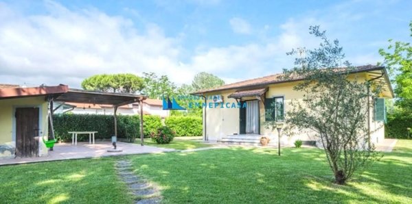 casa indipendente in vendita a Massa in zona Poveromo
