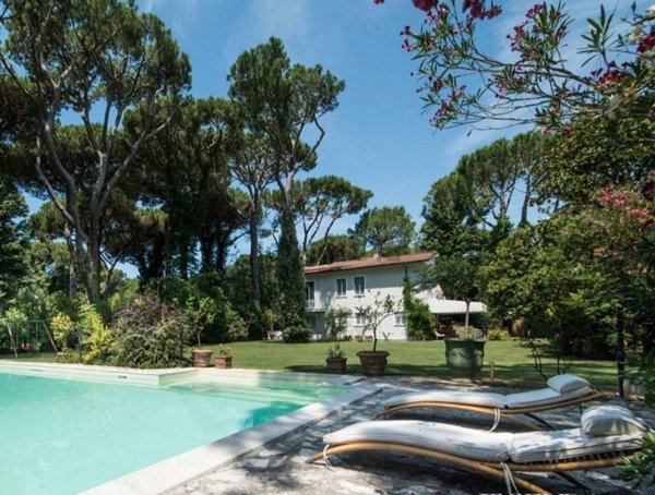 casa indipendente in vendita a Massa in zona Marina di Massa