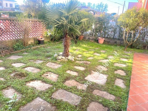 appartamento in vendita a Massa in zona Marina di Massa