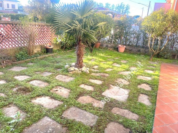 appartamento in vendita a Massa in zona Marina di Massa