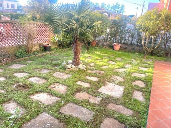 appartamento in vendita a Massa in zona Marina di Massa
