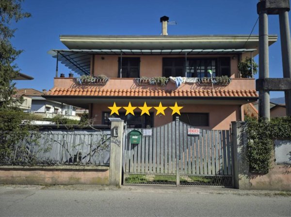 appartamento in vendita a Massa in zona Marina di Massa