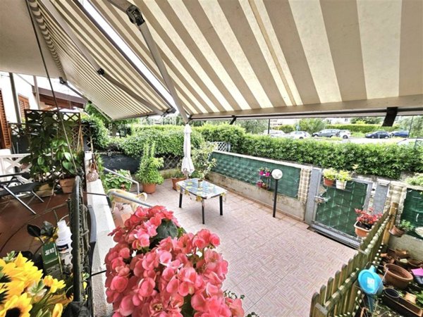 casa indipendente in vendita a Massa in zona Marina di Massa