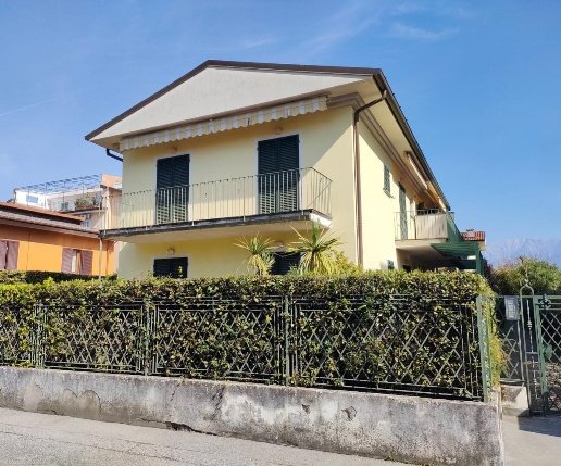 appartamento in vendita a Massa in zona Marina di Massa