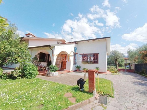 casa indipendente in vendita a Massa