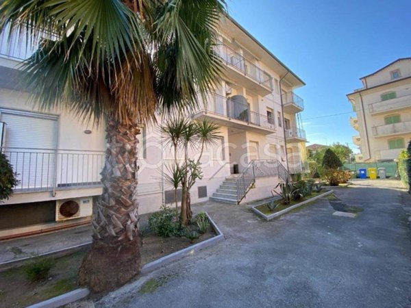 appartamento in vendita a Massa in zona Marina di Massa