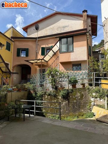 casa indipendente in vendita a Massa in zona Canevara