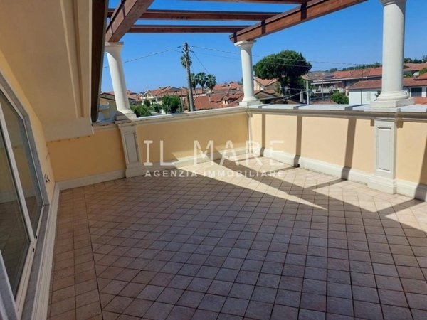 appartamento in vendita a Massa in zona Marina di Massa