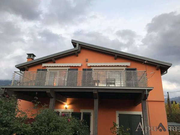 casa indipendente in vendita a Massa
