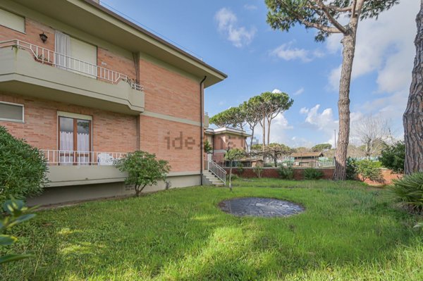 appartamento in vendita a Massa in zona Marina di Massa