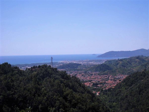 casa indipendente in vendita a Massa in zona Pariana