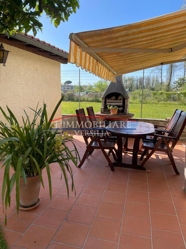 casa indipendente in vendita a Massa in zona Marina di Massa