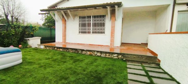 casa indipendente in vendita a Massa