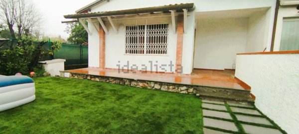 casa indipendente in vendita a Massa in zona Marina dei Ronchi