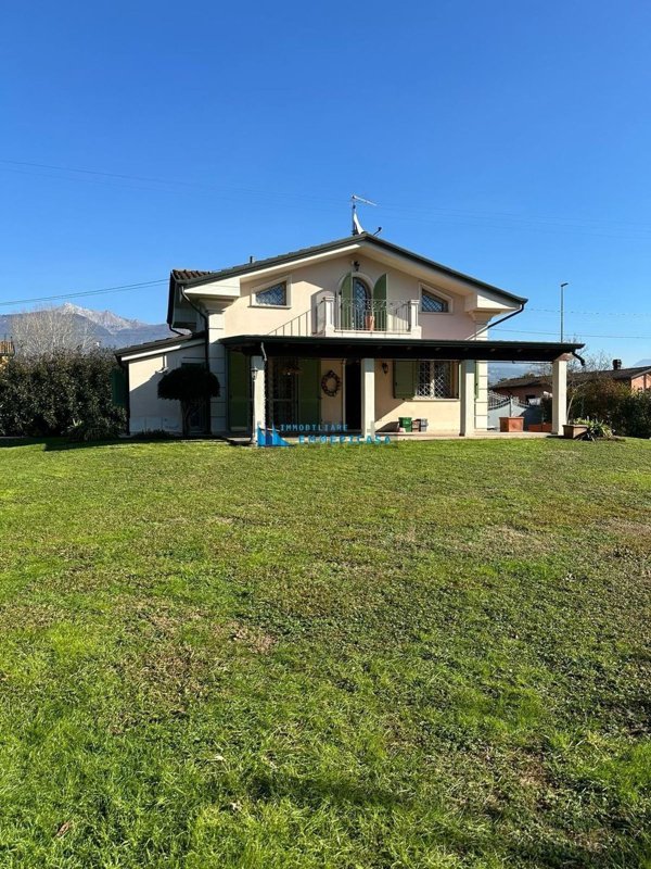 casa indipendente in vendita a Massa