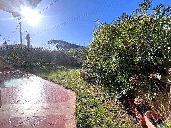 appartamento in vendita a Massa in zona Marina di Massa